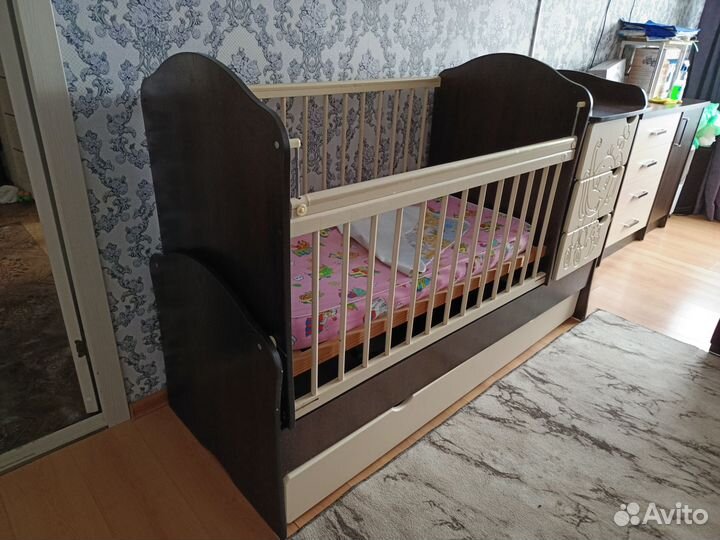 Детская кроватка с комодом. Люлька на маятнике