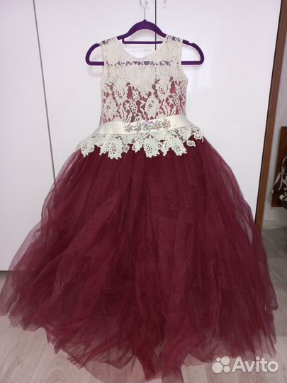 Продаю нарядное платье для девочки