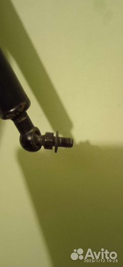 Стойка капота