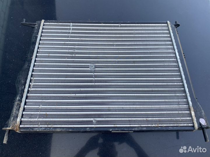 Радиатор охлаждения на LADA largus
