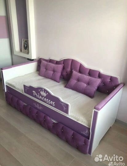 Кровать детская с мягкой спинкой