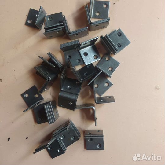 Уголок металлический мебельный