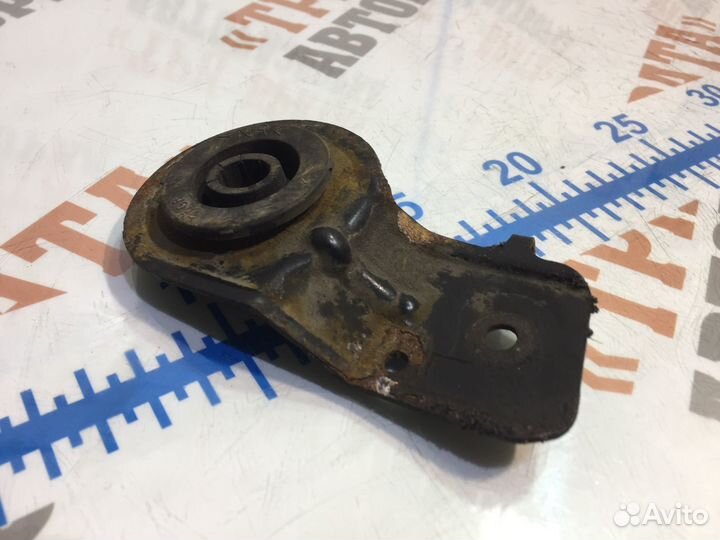 Ниссан Примьера Кронштейн радиатора