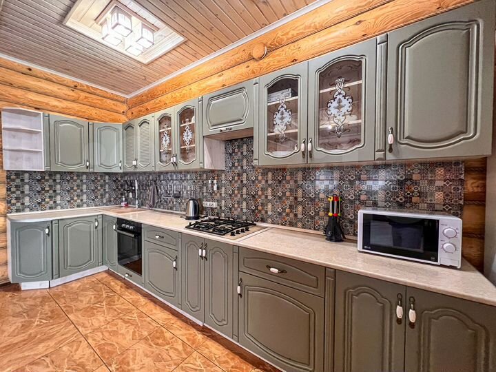 Дома на берегу озера