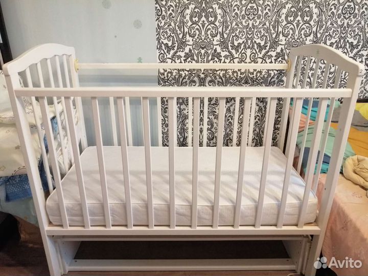 Детская кроватка с маятником