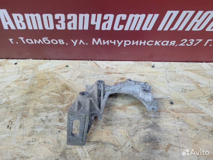 Кронштейн генератора Renault Sandero Stepway