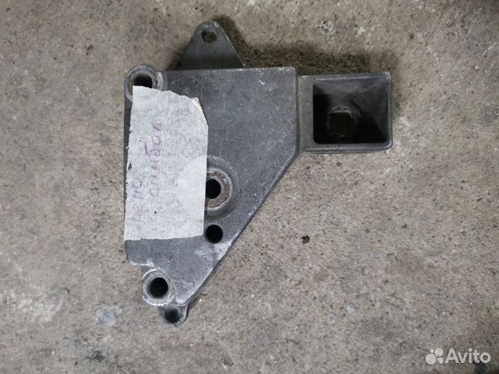 Кронштейн двигателя правый Renault Symbol седан