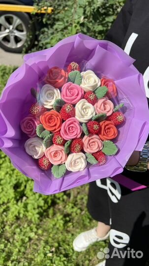 Букет из шоколадных роз,малинок,ежевик и лстиков