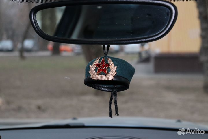 Сувенирный берет-подвеска на зеркало заднего вида