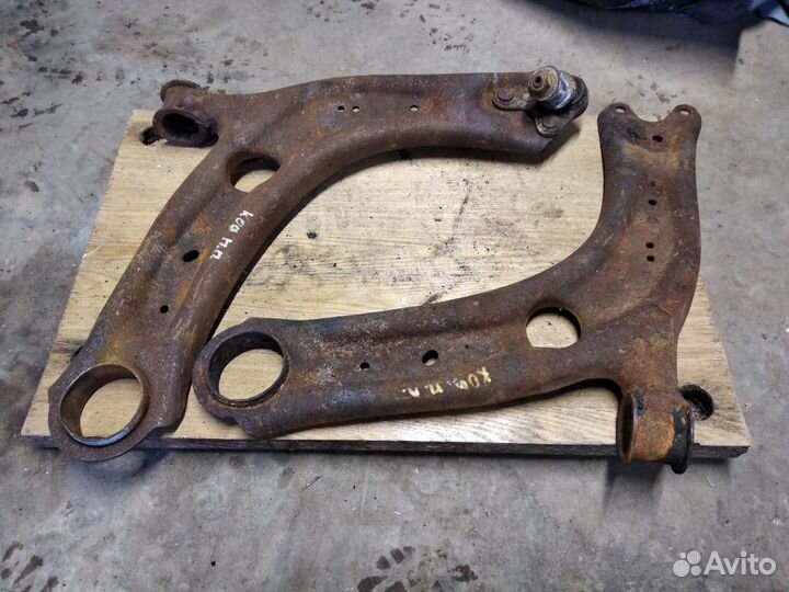 Рычаг передний левый Шкода Кодиак