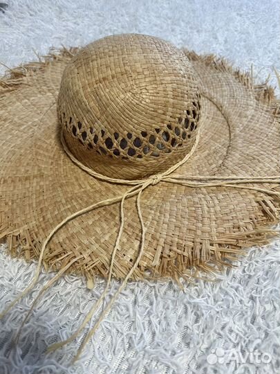 Соломенная шляпа с большими полями