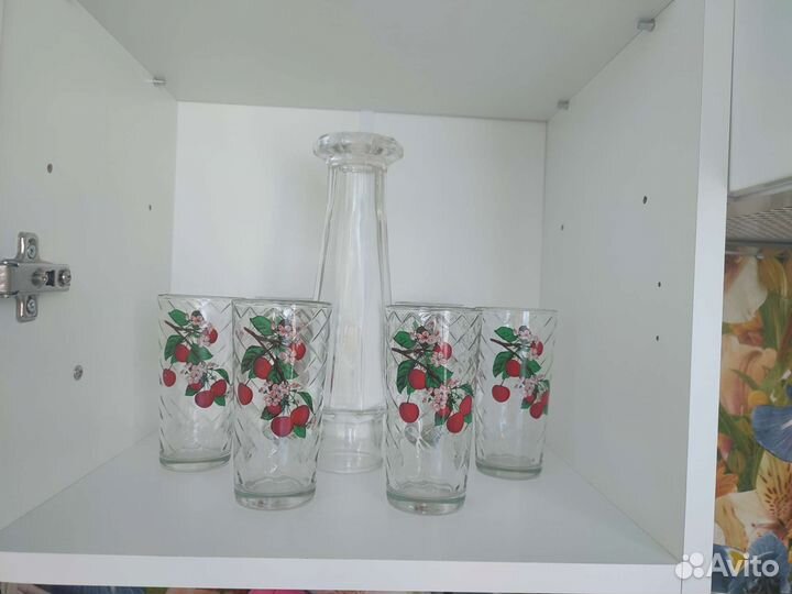 Посуда:стаканы,вазочки,блюдца, ваза,баночки от чая