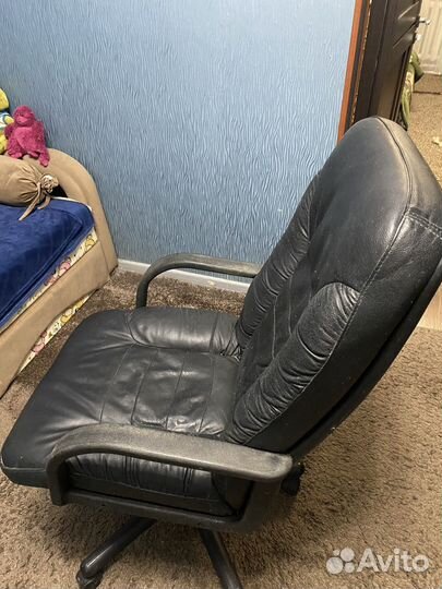 Офисное кожаное кресло бу