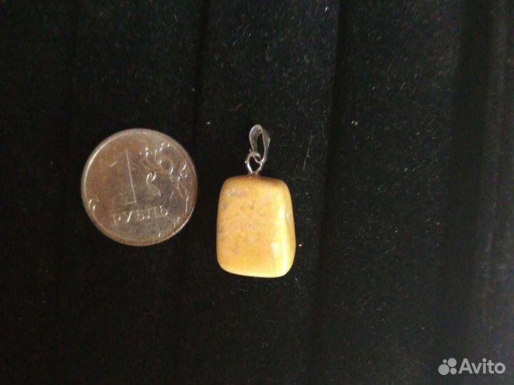 Кулон из янтарь