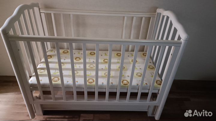 Детская кроватка с маятником и ящиком