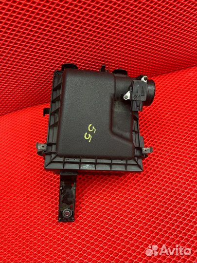 Корпус воздушного фильтра Toyota Noah ZWR80G