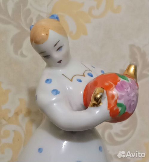 Фарфоровые статуэтки девушка с самоваром,чайником