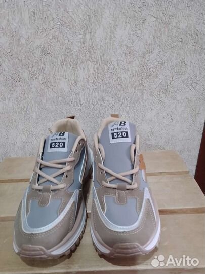 Кроссовки женские 35 размер новые