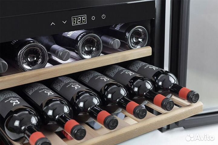 Встраиваемый винный шкаф Caso WineSafe 18 EB black