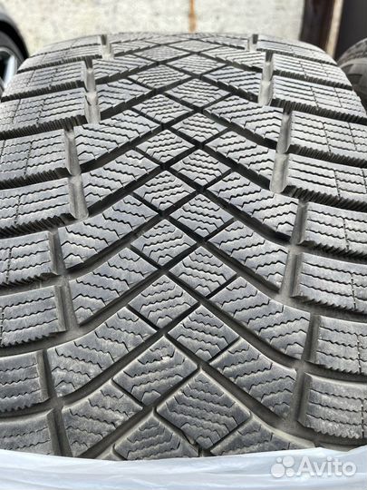 Pirelli Winter Ice Zero 225/45 R18 и 245/40 R18 95H