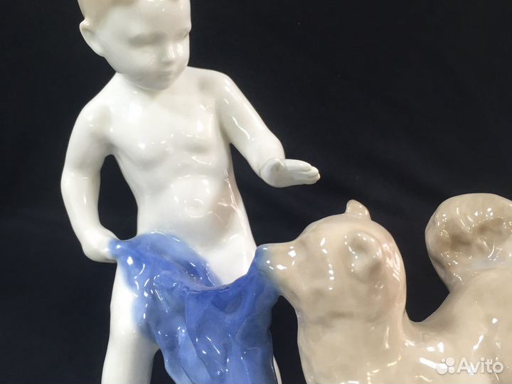 Статуэтка Мальчик с полотенцем и собакой