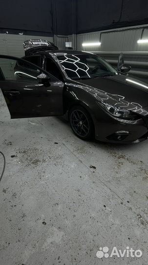 Автомобиль mazda 3