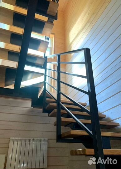 Лестница на металлокаркасе экологичная