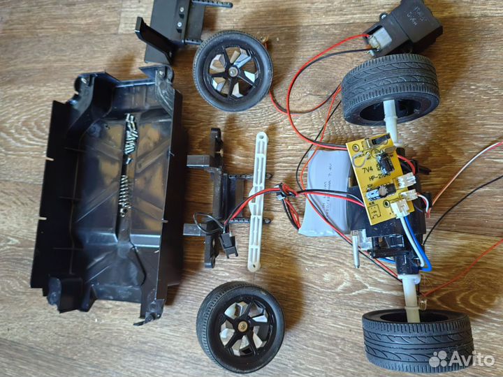 Запчасти для игрушечной машины. Аккумулятор колеса