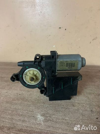 Моторчик стеклоподъемника Fabia правый