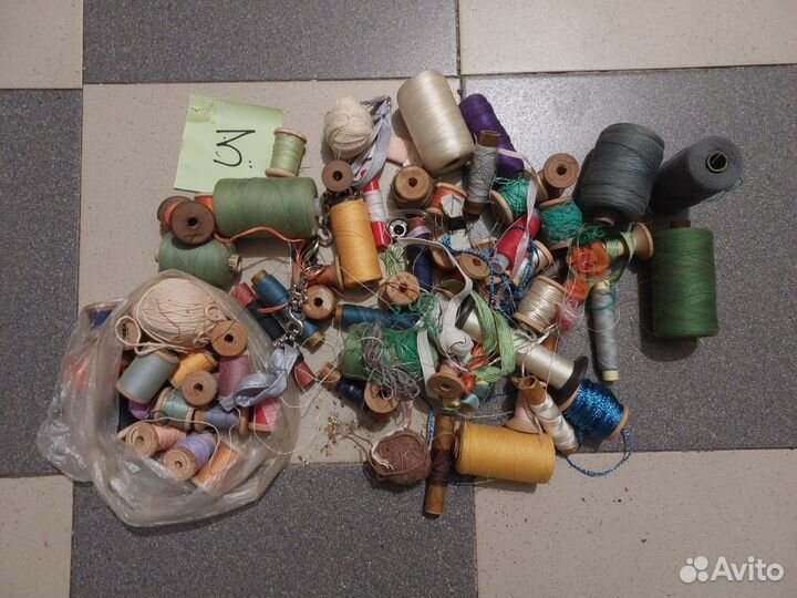 Пуговицы разные нитки для шитья 2 лота