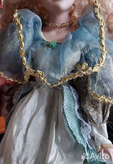 Кукла фарфоровая