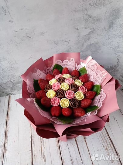 Шоколадные цветы и клубника