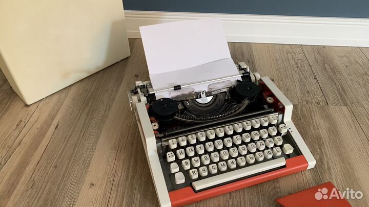 Старая печатная машинка механическая из СССР