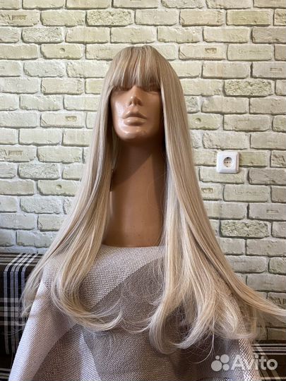 Парик с челкой блонди