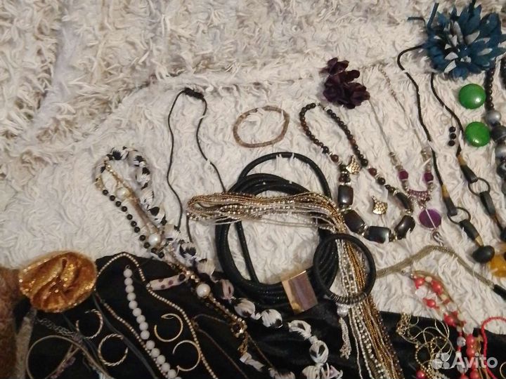 Бежутерия бусы браслеты серьги броши заколки