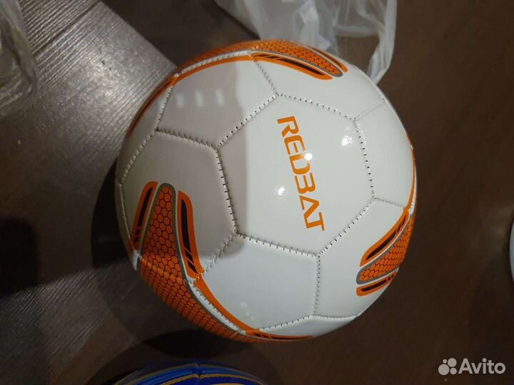 Футбольный мяч и Волейбольный мяч