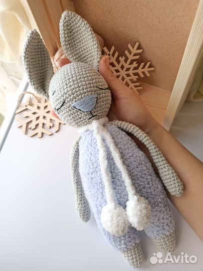 Вязаный игрушка заяц символ нового года