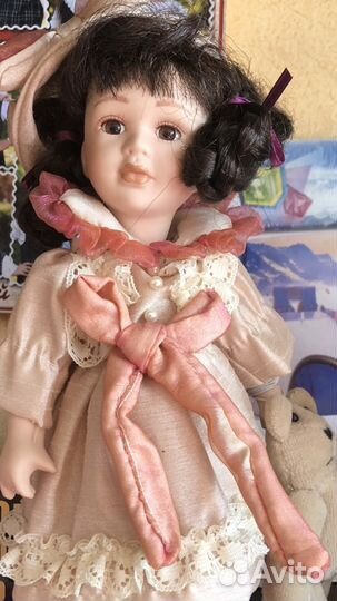 Кукла фарфоровая