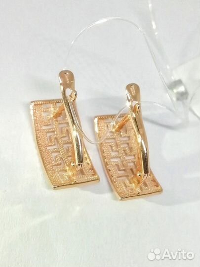 Золотые серьги, вставка фианиты, английский замок, вес 3,26г