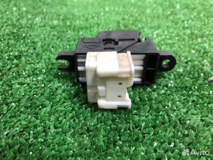 Кнопка стеклоподъемника передняя правая Nissan