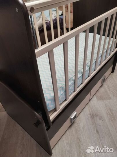 Детская кроватка с маятником и ящиками