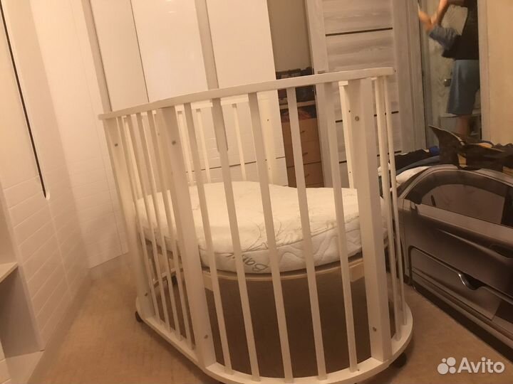 Детская кроватка и пеленальный комод