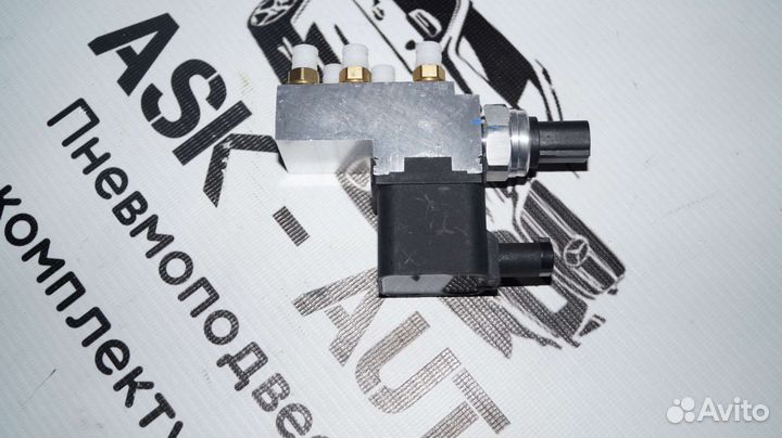 Блок клапанов пневмоподвески Mercedes W211 W219