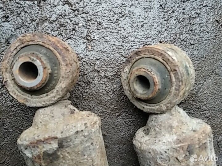 Задние амортизаторы Toyota RAV4 AT 4wd