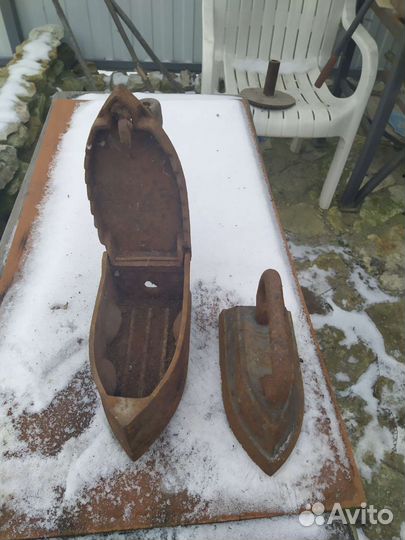 Старинный угольный утюг