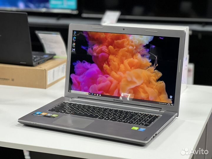 Игровой ноут 17.3 Core i7 8G озу SSD GeForce