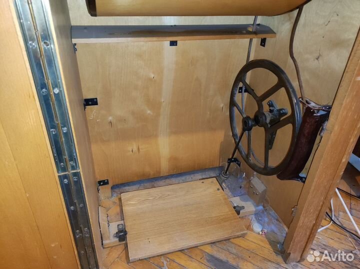 Швейная машинка пмз Калинина с деревянным столом