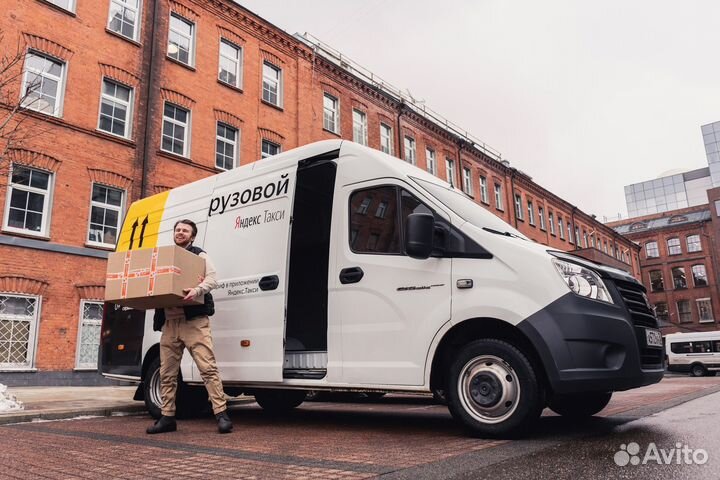 Водитель с личным грузовым авто