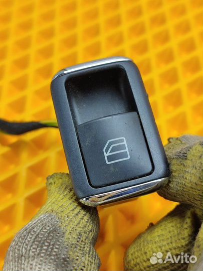 Кнопка стеклоподъемника Mercedes E W212 3.5 2010