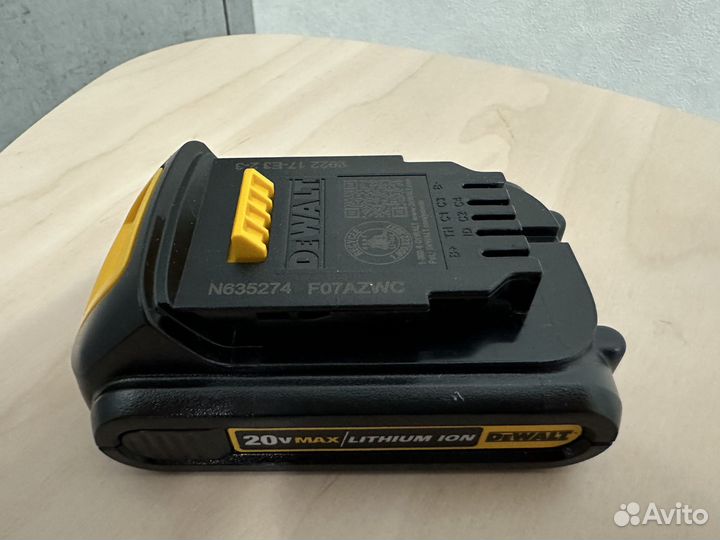 Аккумулятор Dewalt DCB201 20V MAX 1.5 A новый